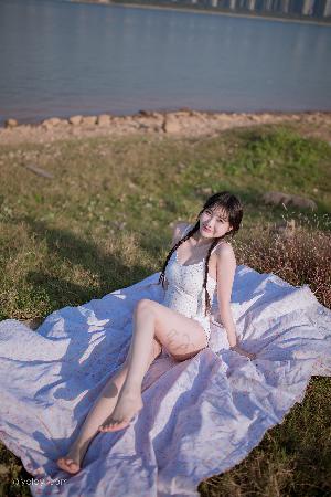 年轻漂亮的女士护士内衣