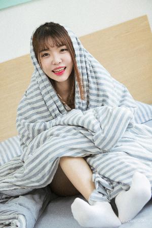 中午妈妈在厨房做饭