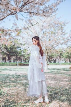 小保姆在厨房做饭