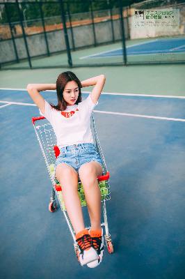 中午妈妈在厨房做饭